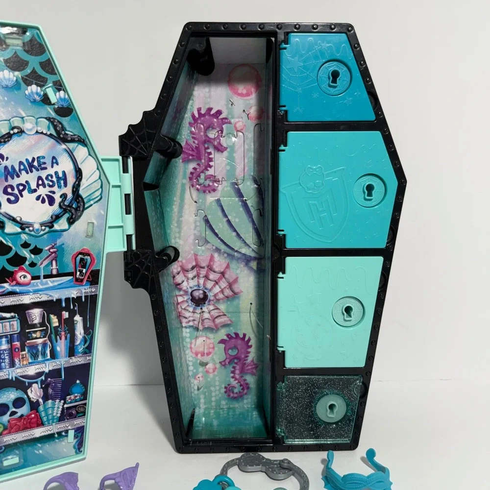 Monster High Lagoona Blue Skulltimate Secrets Fearidescent w Coffin Case